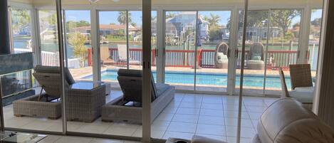 Télévision à écran plat