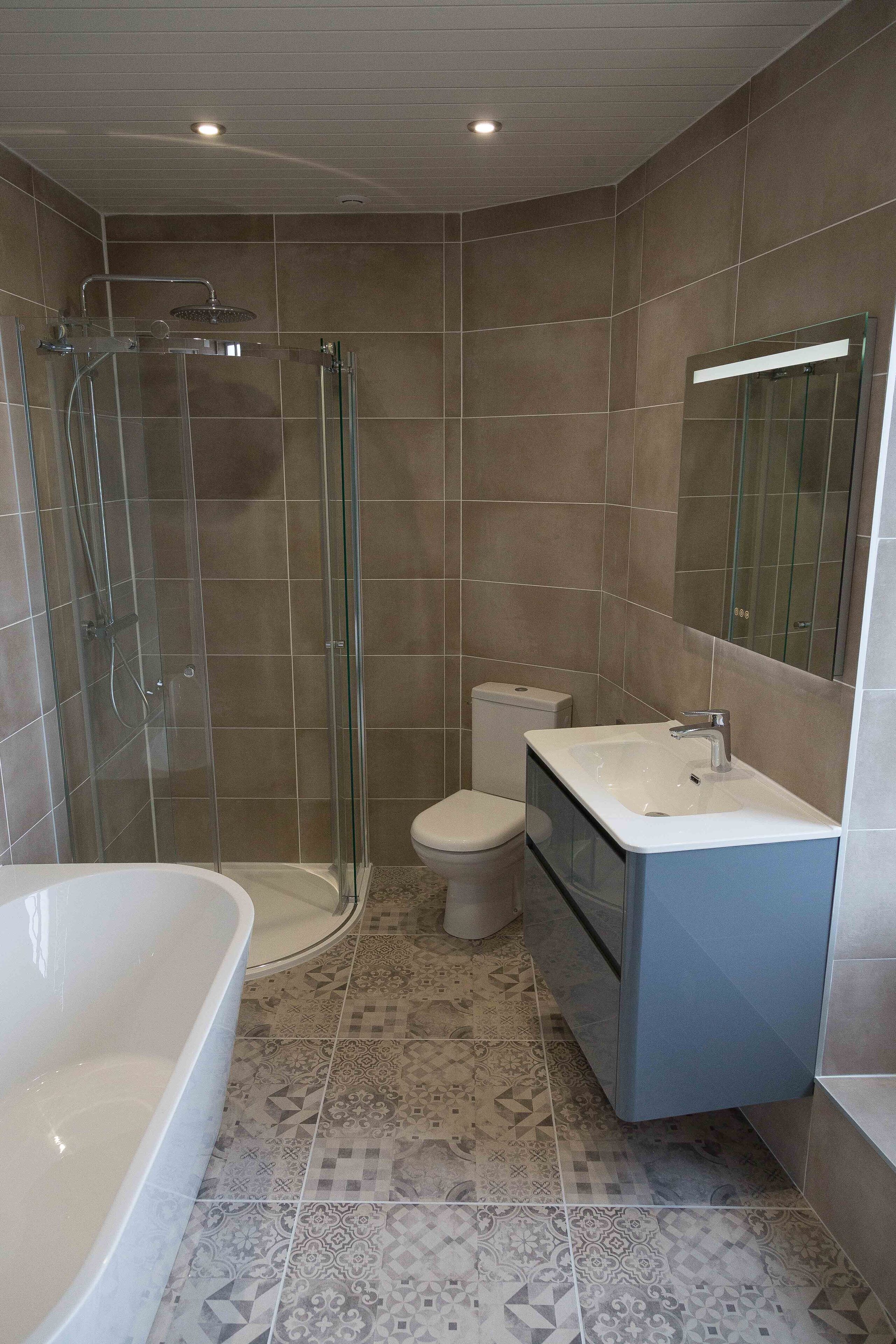 Badewanne, Haartrockner, Handtücher, Seife
