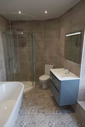 Badewanne, Haartrockner, Handtücher, Seife