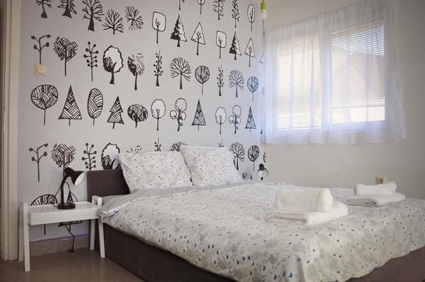 Apartamento família, banheiro privativo | Quartos à prova de som, ferros/tábuas de passar roupa, Wi-Fi de cortesia