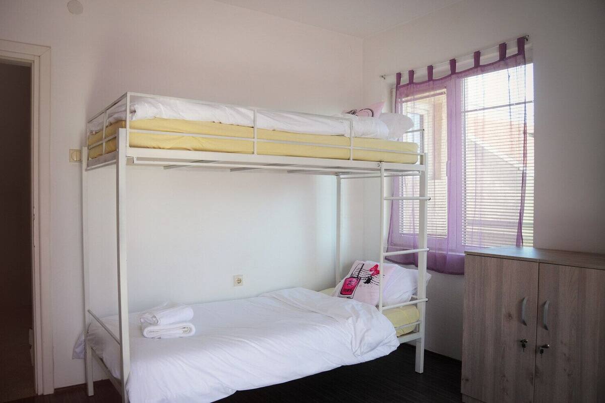 Dormitório compartilhado, várias camas (6-Bed) | Quartos à prova de som, ferros/tábuas de passar roupa, Wi-Fi de cortesia