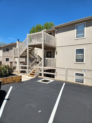 Exterior - Great Location! Updated Condo with beautiful view of the channel & boat slip! (Osage Beach)