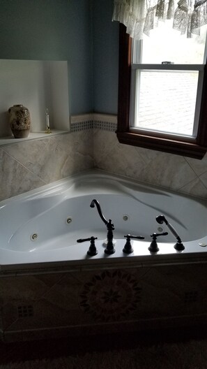 Shower, jetted bath, hair dryer, towels