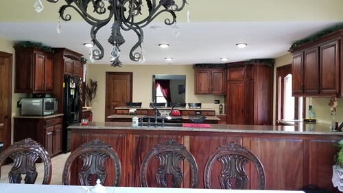 Maple Shade on the Amish Trail: Fireplace, Jacuzzi tub, Gazebo and more