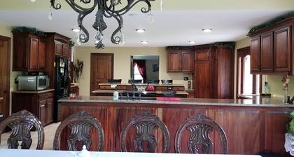 Maple Shade on the Amish Trail: Fireplace, Jacuzzi tub, Gazebo and more