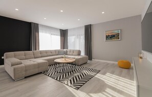 Smart TV, futbolito y tenis de mesa 