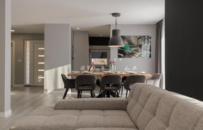 Een smart-tv, tafelvoetbal en een tafeltennistafel