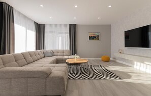 Een smart-tv, tafelvoetbal en een tafeltennistafel