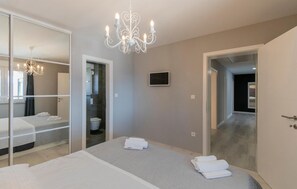 3 bedrooms, in-room safe, travel cot, free WiFi