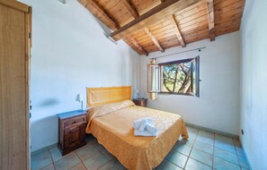 1 bedroom, bed sheets