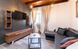 Una Smart TV, una chimenea, una mesa de tenis de mesa
