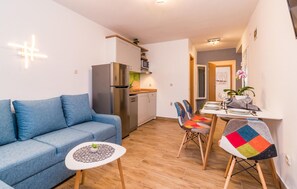 TV, table tennis - Nice apartment in Pula with house sea view (Pula)