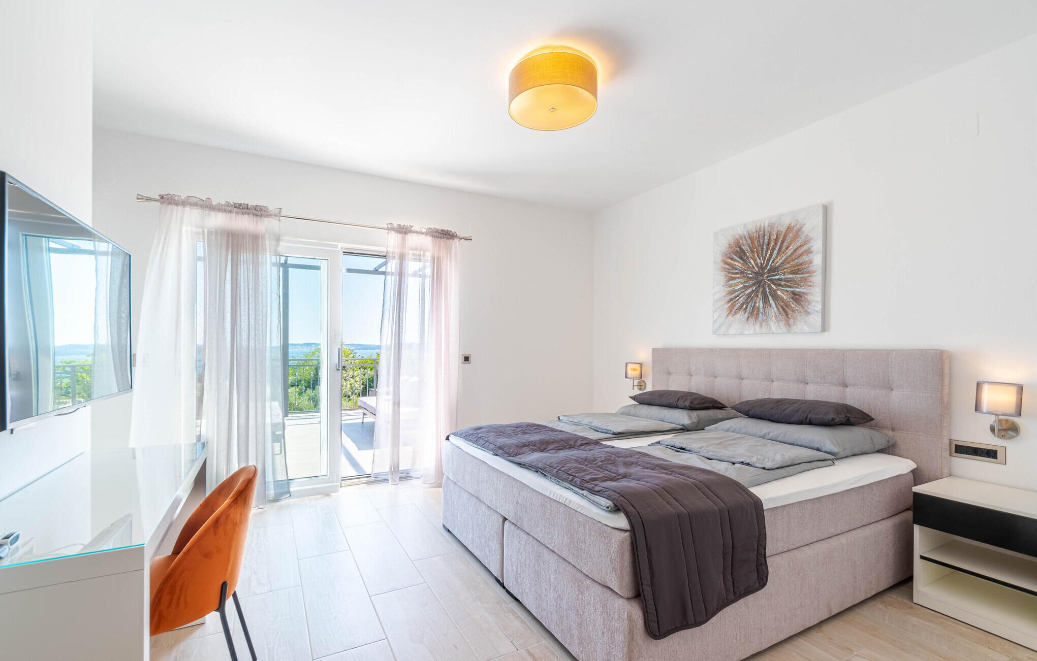 Ein modernes Schlafzimmer mit einem Bett, einem Schreibtisch und einem Stuhl.