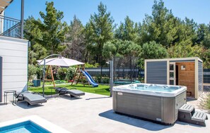 مغطس سبا خارجي