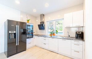 ثلاجة، موقد طهي مسطح، غسالة أطباق، ماكينة لصنع القهوة/الشاي