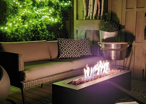 Executive, walkable, 2Bath, near 401 & 8, patio, BBQ, multi monitors, Xbox 