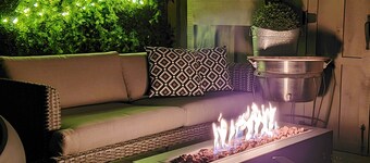 Executive, walkable, 2Bath, near 401 & 8, patio, BBQ, multi monitors, Xbox 