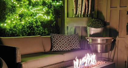 Executive, walkable, 2Bath, near 401 & 8, patio, BBQ, multi monitors, Xbox