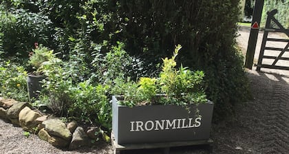 Viihtyisä maalaistalo mökki upeat näkymät