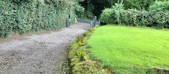 COZY FARMHOUSE COTTAGE with wonderful views over fields with FREE WIFI