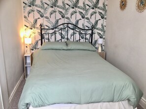 3 bedrooms, iron/ironing board, travel cot, free WiFi - COZY FARMHOUSE COTTAGE with wonderful views over field, FREE Fibre Broadband (Cappawhite)