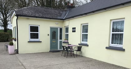 COZY FARMHOUSE COTTAGE with wonderful views over field, FREE Fibre Broadband