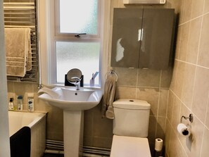 Combined shower/bathtub, hair dryer, towels, soap