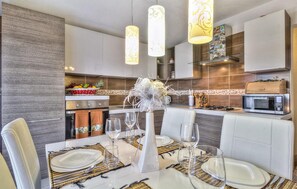 Fridge, microwave, stovetop, dishwasher