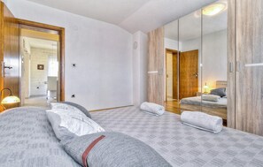 4 bedrooms, travel cot, free WiFi, bed sheets - Lovely home in Kastel (Kastel)