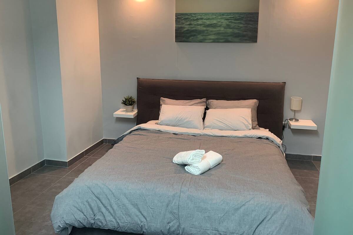 Departamento Deluxe, 1 cama matrimonial | 1 habitación, cortinas blackout, insonorización y wifi gratis