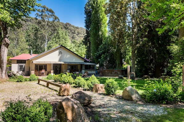 Property grounds - Avalon House (Harrietville)