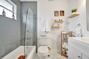 Badewanne, Haartrockner, Handtücher