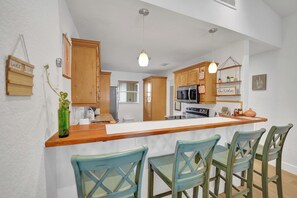 Microwave, dishwasher, coffee/tea maker, cookware/dishes/utensils - Lake view jacozi entire home Close tohard rock. 10 min from FLL and the beach. (Fort Lauderdale)