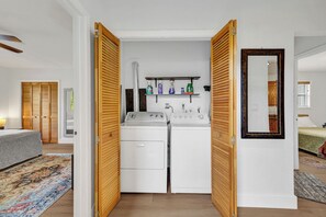 Interior - Lake view jacozi entire home Close tohard rock. 10 min from FLL and the beach. (Fort Lauderdale)