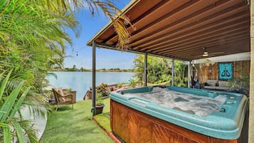 Tina de hidromasaje al aire libre