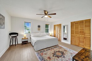 3 bedrooms, iron/ironing board, WiFi, bed sheets - Lake view jacozi entire home Close tohard rock. 10 min from FLL and the beach. (Fort Lauderdale)