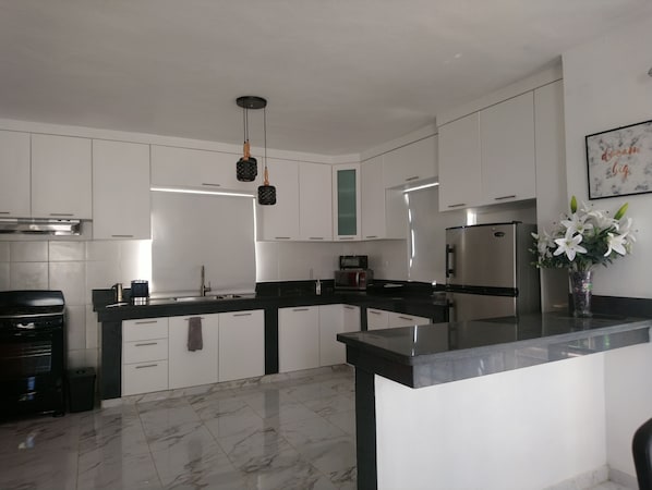 Micro-ondes, cafetiĂšre/bouilloire