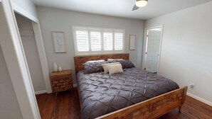 3 bedrooms, iron/ironing board, WiFi (free), bed sheets - Newly remodeled home (Reno)