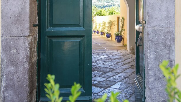 An arched doorway leading to a courtyard with potted plants and a hanging light fixture. - Casa Assunta Sorrento Amalfi Coast, Vico Equense - free wifi (Vico Equense)