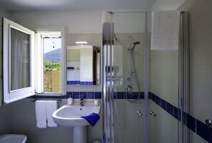 Ducha, secador de pelo, bidé y toallas
