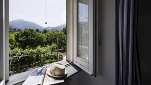 A room with a view of a mountainous landscape through a window. - Casa Assunta Sorrento Amalfi Coast, Vico Equense - free wifi (Vico Equense)