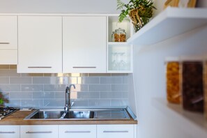 Kühlschrank, Mikrowelle, Ofen, Herdplatte