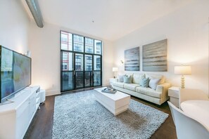 Televisión y oficina 