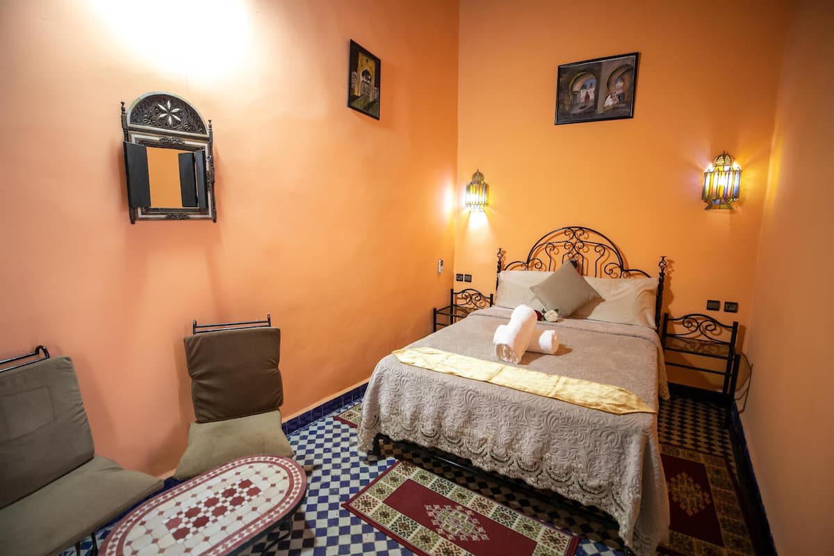 Comfort Double Room (Amine) | Laptop workspace, soundproofing, free cribs/infant beds, rollaway beds