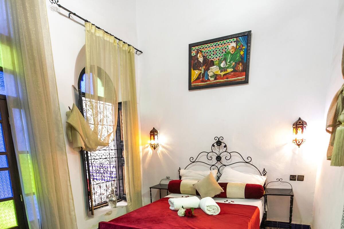 Laptop workspace, soundproofing, free cribs/infant beds, rollaway beds