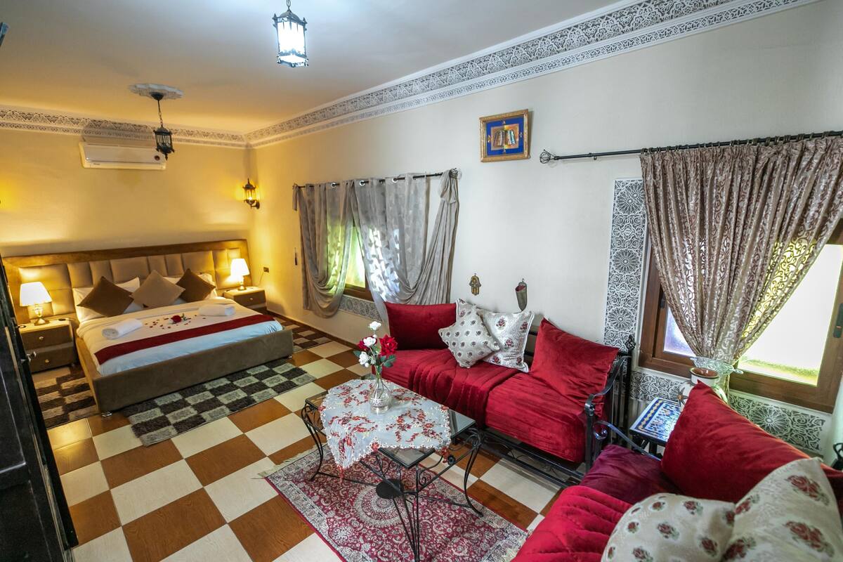 Comfort Double Room (Yakout) | Laptop workspace, soundproofing, free cribs/infant beds, rollaway beds