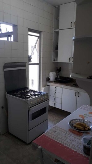 Refrigerador, horno, parrilla de estufa y licuadora 