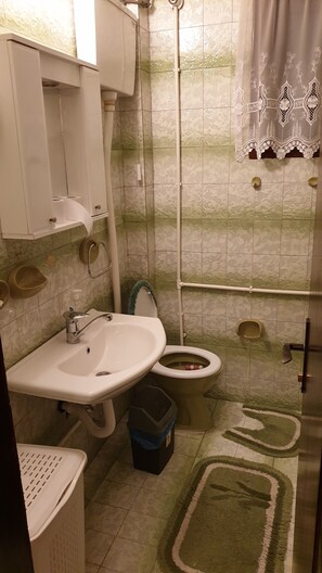 Traditional House, 2 Bedrooms | Bathroom | Combined shower/tub, hydromassage showerhead, free toiletries - Old Town House (Novi Pazar)