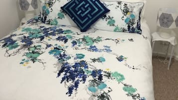 豪華雙人房 | 摺床/加床 (收費)、免費 Wi-Fi、床單