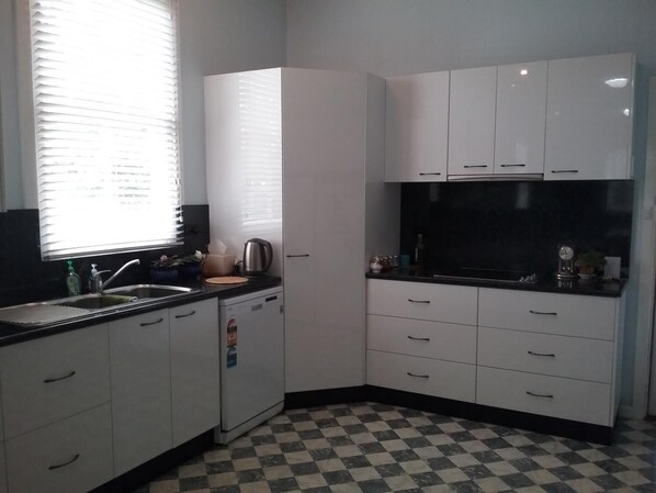 Stovetop, cookware/dishes/utensils - Langley Cottage B & B (Coonabarabran)